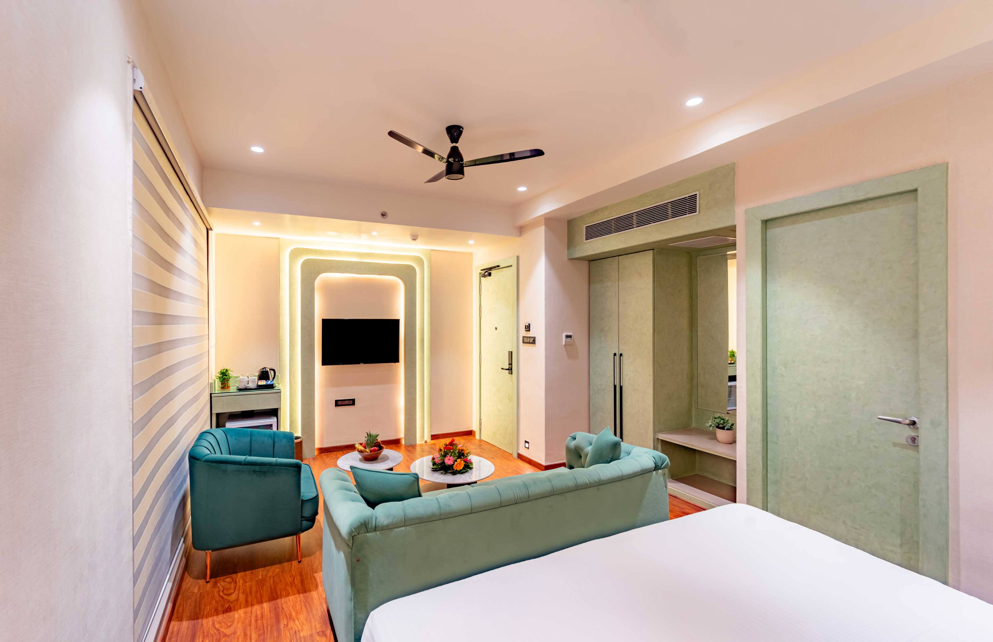 SCARLET Suite lounge area with sofa